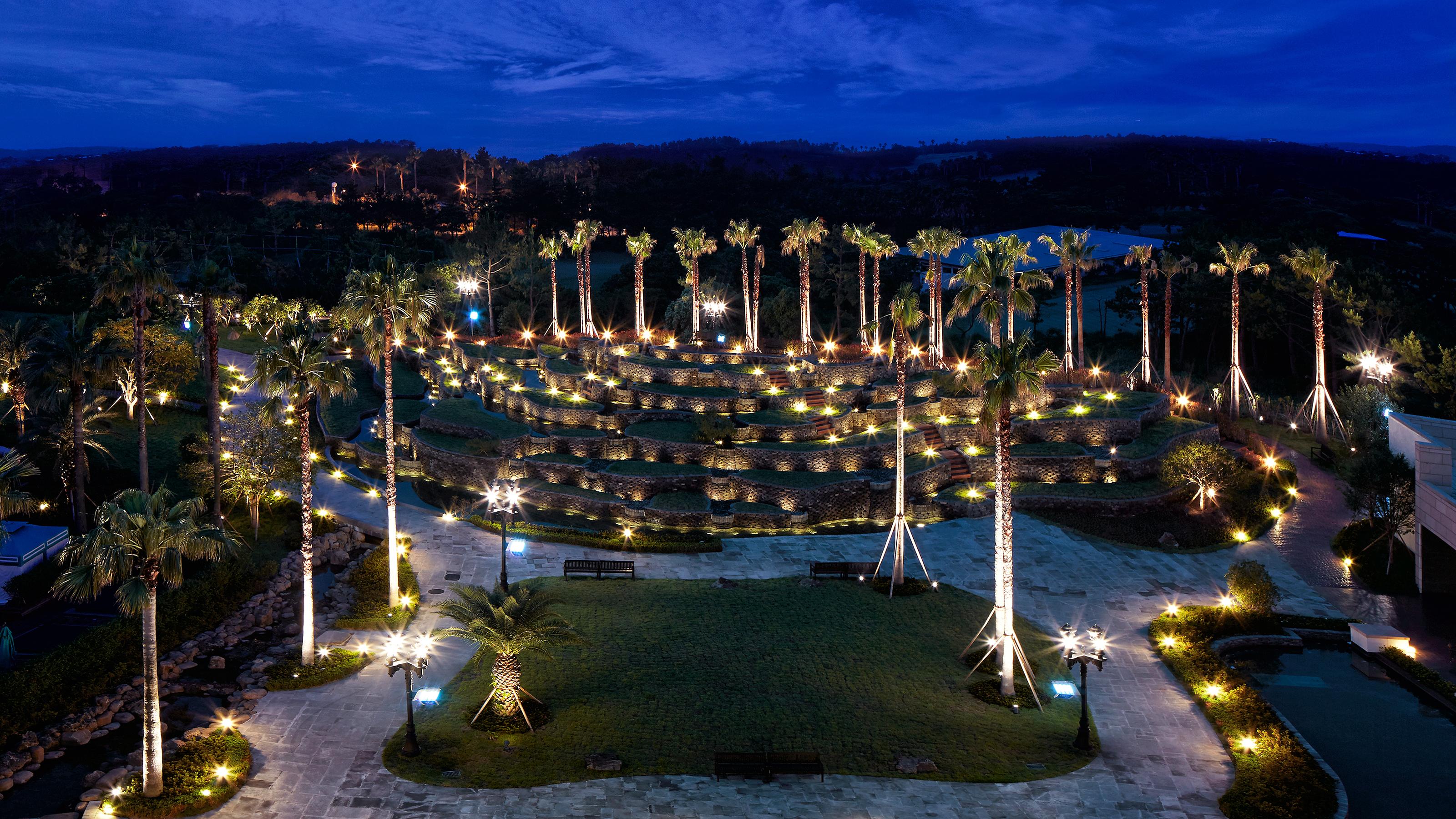Kensington Jeju Hotel Esterno foto The resort at night