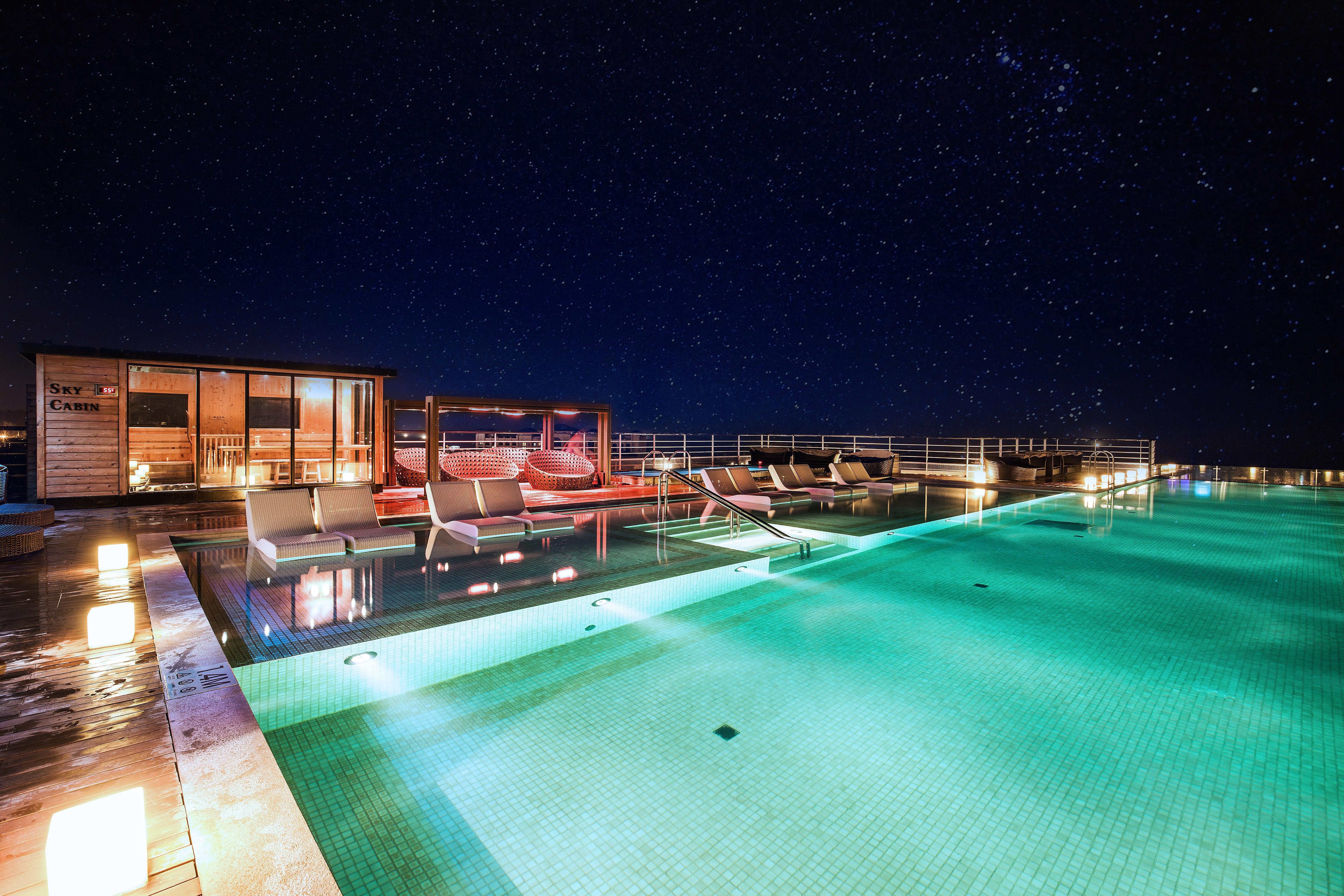Kensington Jeju Hotel Esterno foto The rooftop pool at the hotel