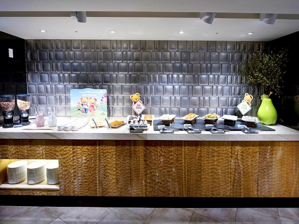 Kensington Jeju Hotel Esterno foto The buffet at the lounge