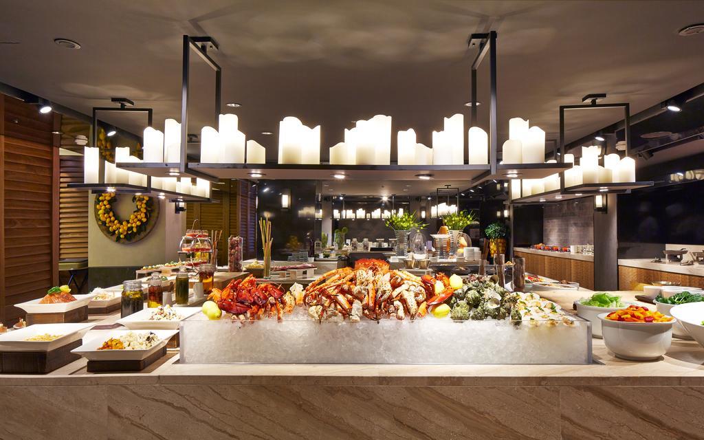 Kensington Jeju Hotel Esterno foto The buffet at the restaurant