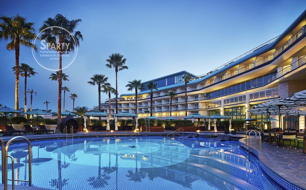 Kensington Jeju Hotel Esterno foto The pool at the Sheraton Jumeirah Hotel