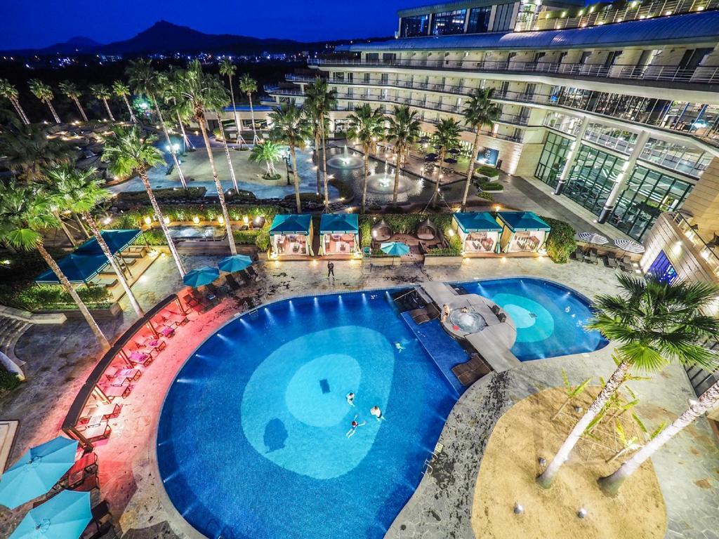 Kensington Jeju Hotel Esterno foto The swimming pool at the hotel