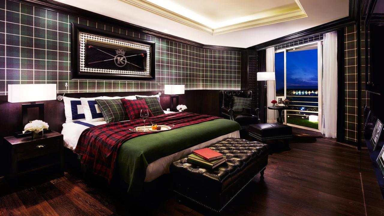 Kensington Jeju Hotel Esterno foto A bedroom at The Ivy Hotel